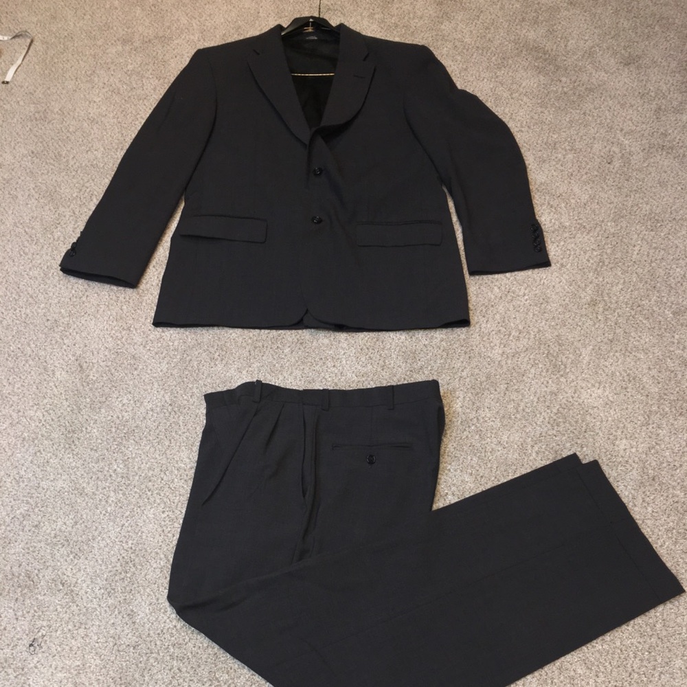 Haggar Gray suit, 39L, black label